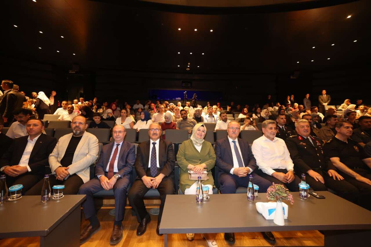 SOBE Sahnede! Konya’da öğrencilerin gösterileri mezuniyetle taçlandı 4